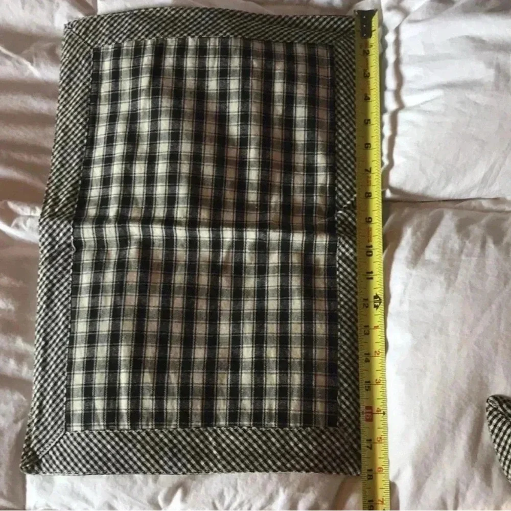 Set of‎ black/white 2 hand towels/ 2 placemats
